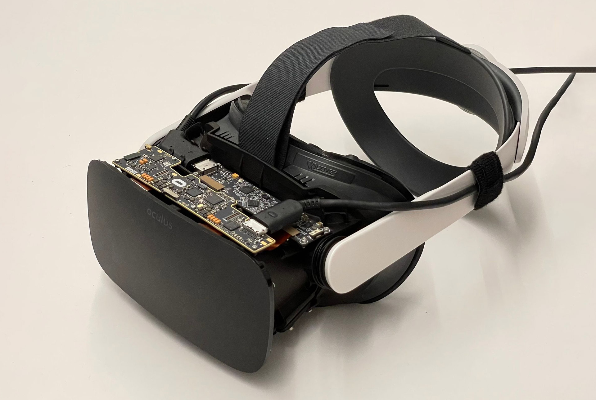 Mark Zuckerberg Revealed the Latest Prototypes of VR Goggles 2