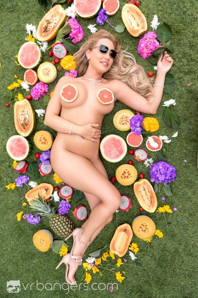 Her Juicy Papaya VR Porn Video: 8K, 4K, Full HD - 3D VR Sex |  Slideshow
