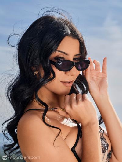 Roxie Sinner nude in vr