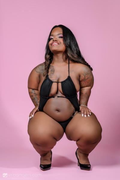 Shawty Temptation naked in vr
